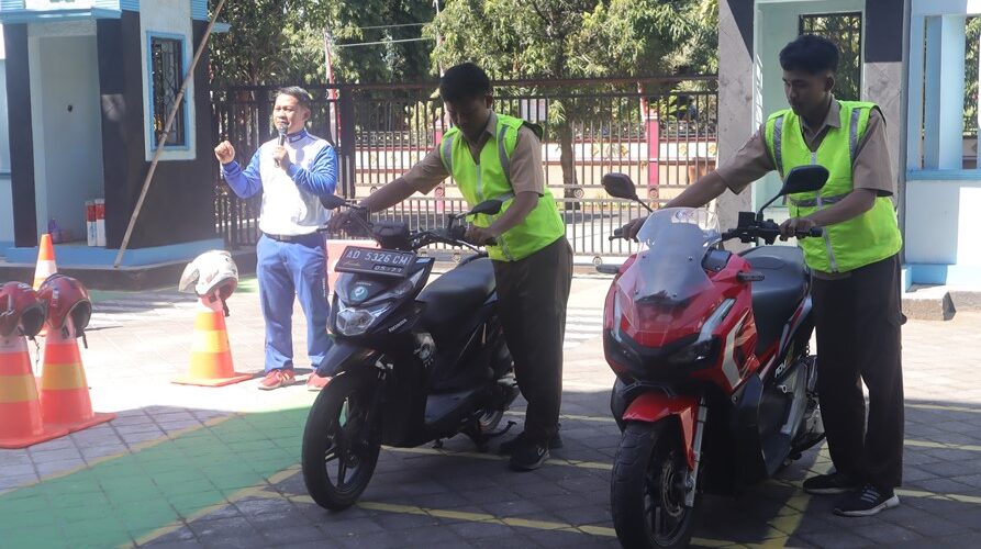 Edukasi Safety Riding. Sekolah Safety Riding Mandiri bersama PT. Astra Motor