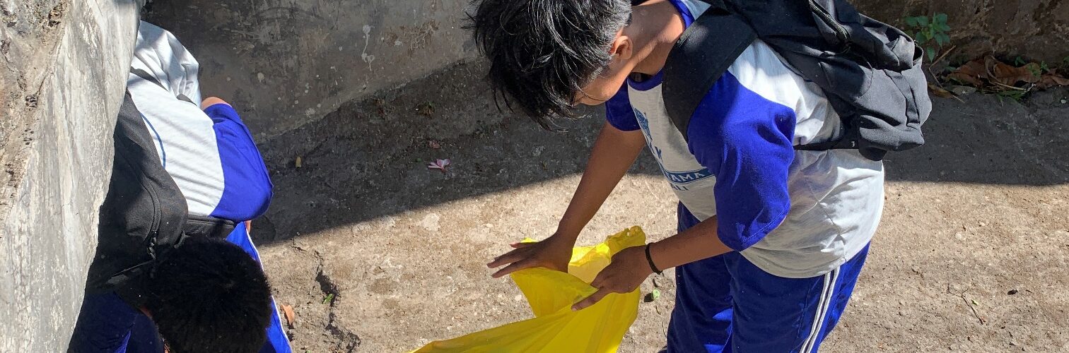 Kegiatan Bersih-Bersih Lingkungan Sekolah