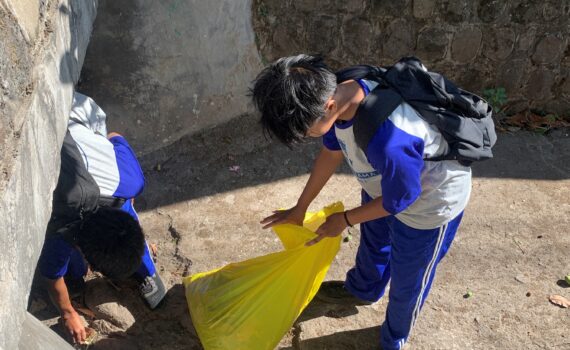 Kegiatan Bersih-Bersih Lingkungan Sekolah