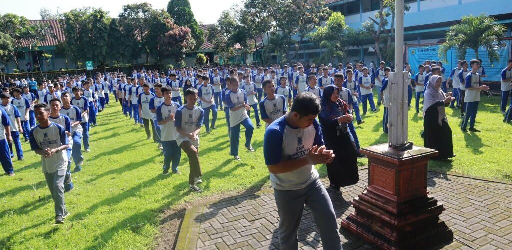 Olahraga dan Bersih Bersih Lingkungan Sekolah untuk Mempersiapkan KBM setelah Libur Lebaran Olahraga dan Bersih Bersih Lingkungan Sekolah untuk Mempersiapkan KBM setelah Libur Lebaran